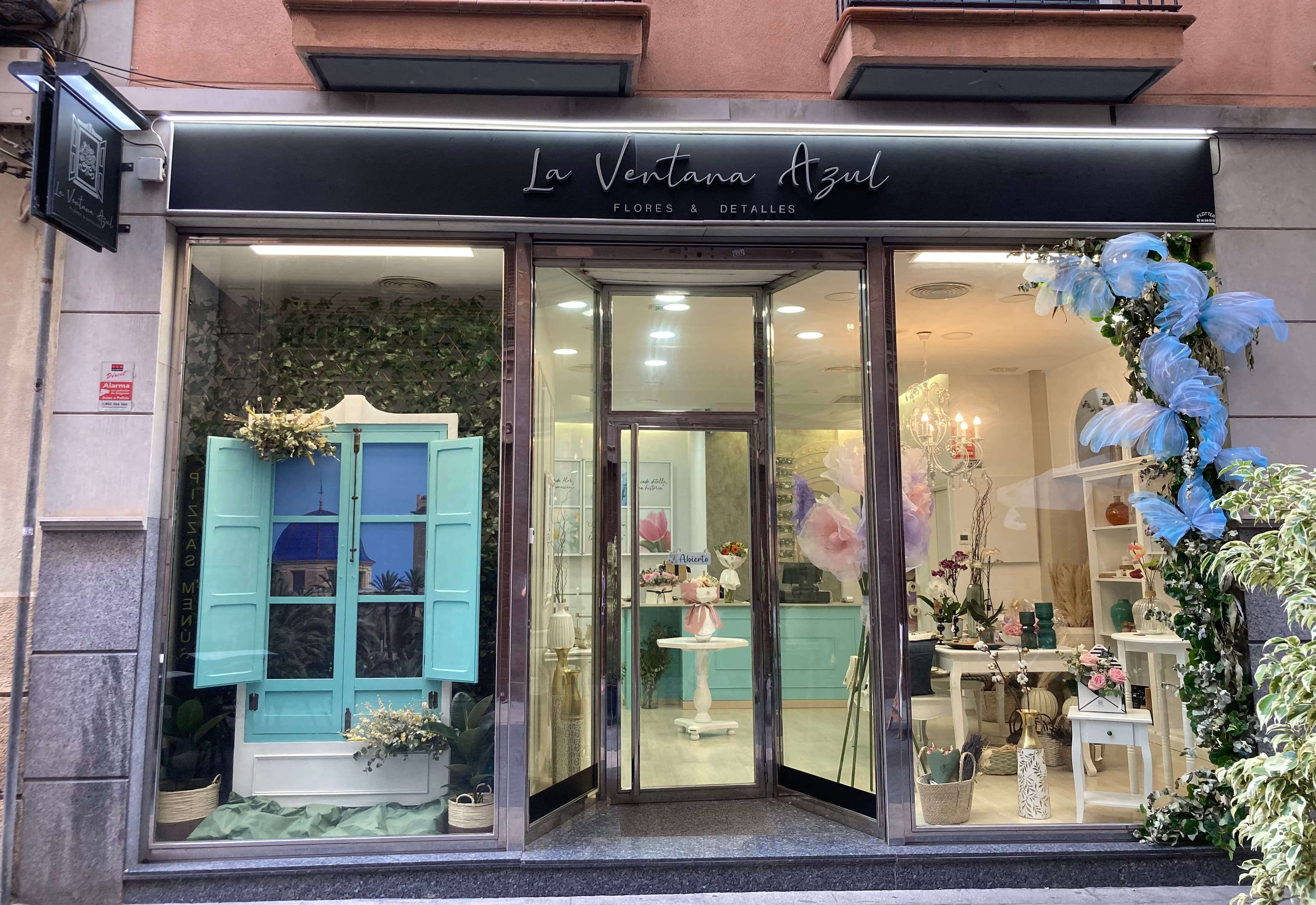 Exterior de La Ventana Azul - floristería