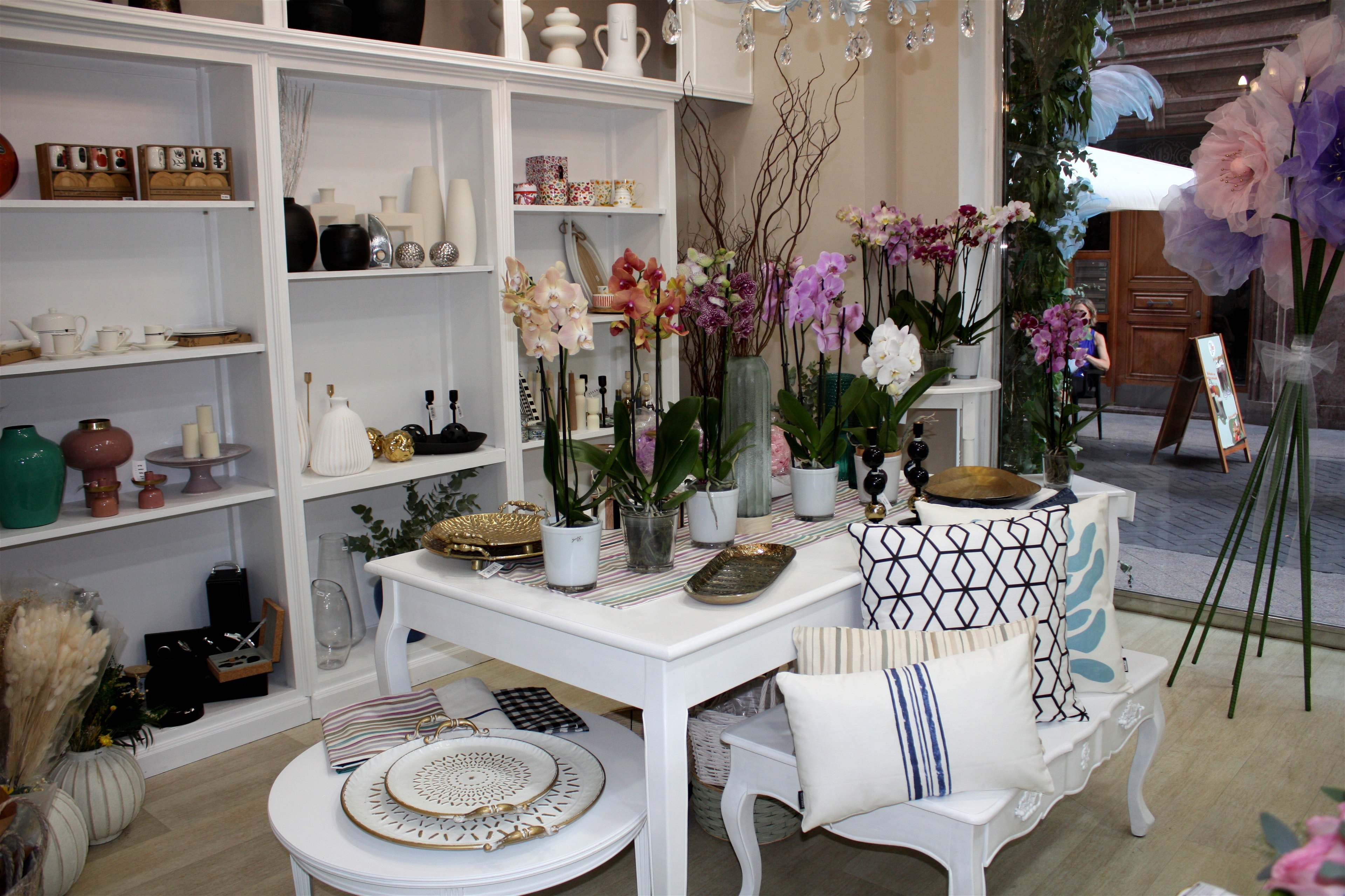 Ramo turquesa sobre madera clara con tela natural